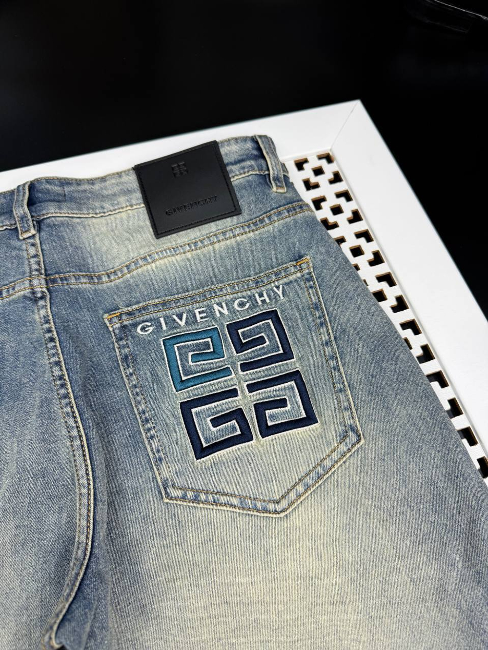 Джинсы Givenchy