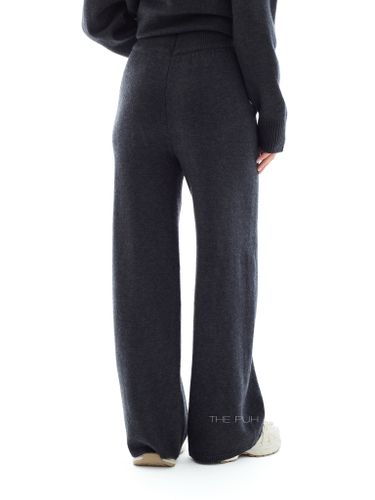 Вязаный костюм с вышивкой в цвете графит