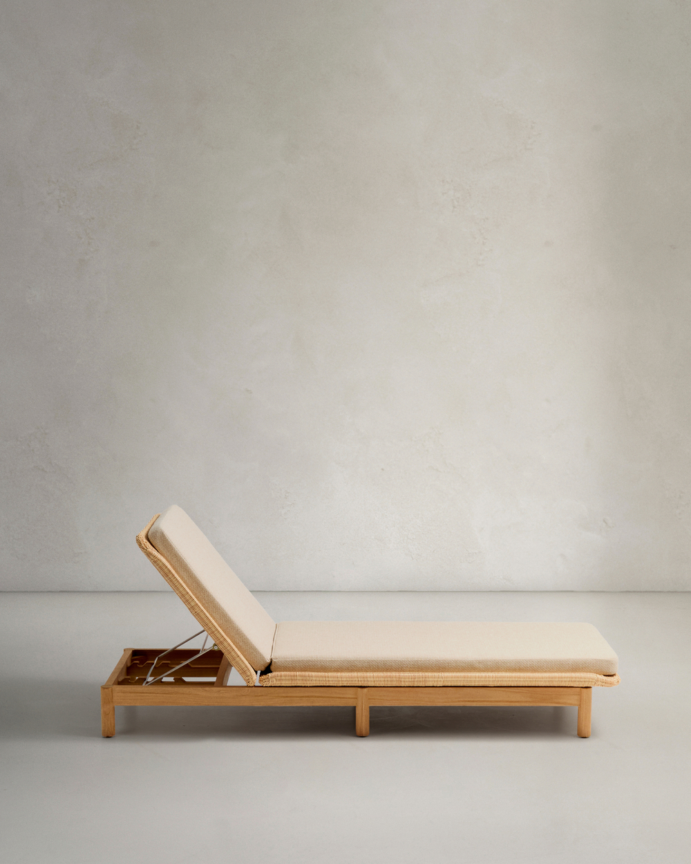 Шезлонг Galea из тикового дерева и синтетического ротанга