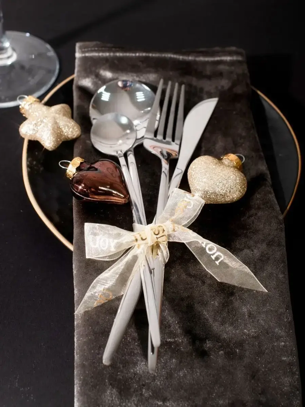 Набор столовых приборов ложек и вилок