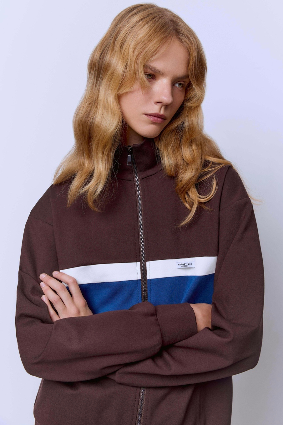 Толстовка на молнии с контрастными вставками