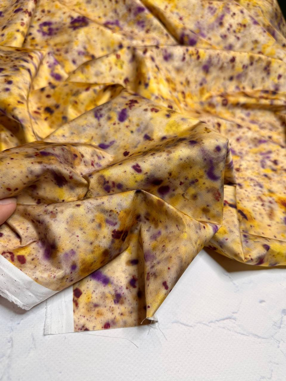 Курточно-плащевая принтованная ткань без пропитки (Altuzarra, 100%полиэстер, Нежно-желтый фон с бежевым/фиолетовые брызги звездного неба, 150, 89 гр/м2)