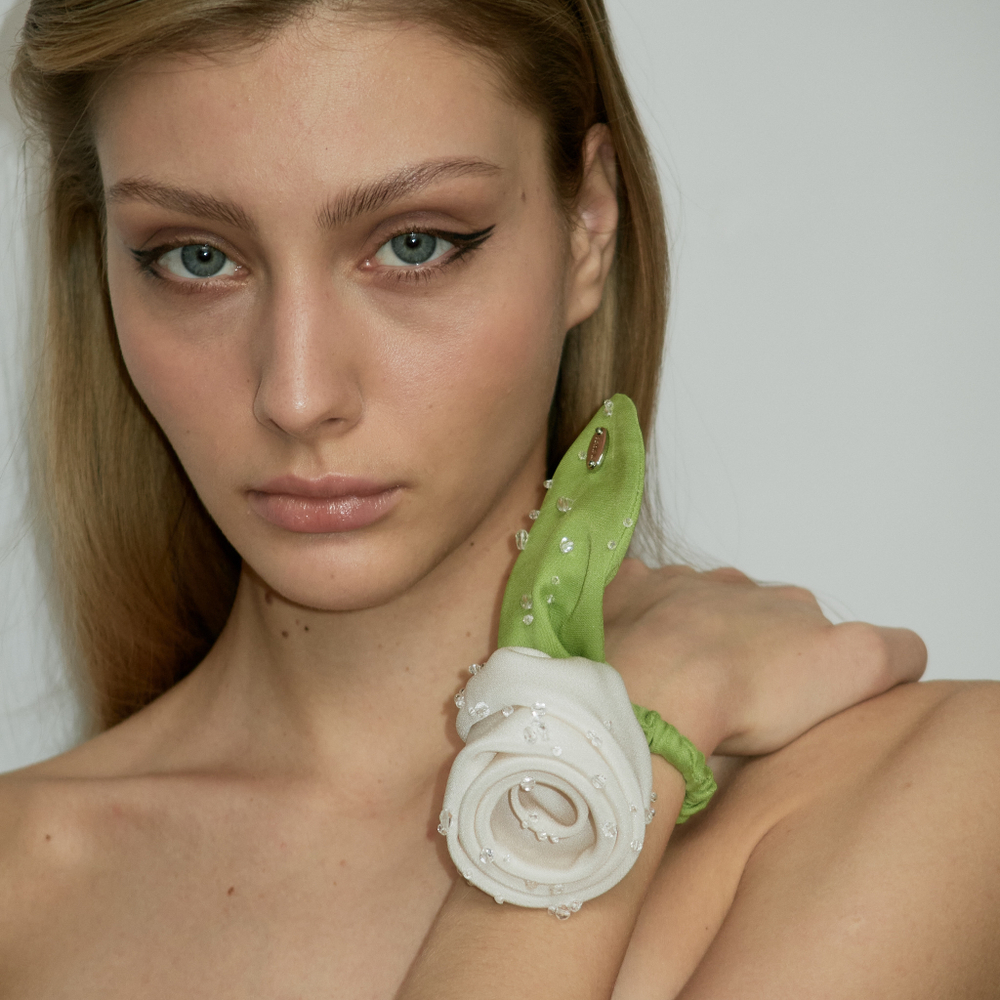 Резинка-роза белая с декором