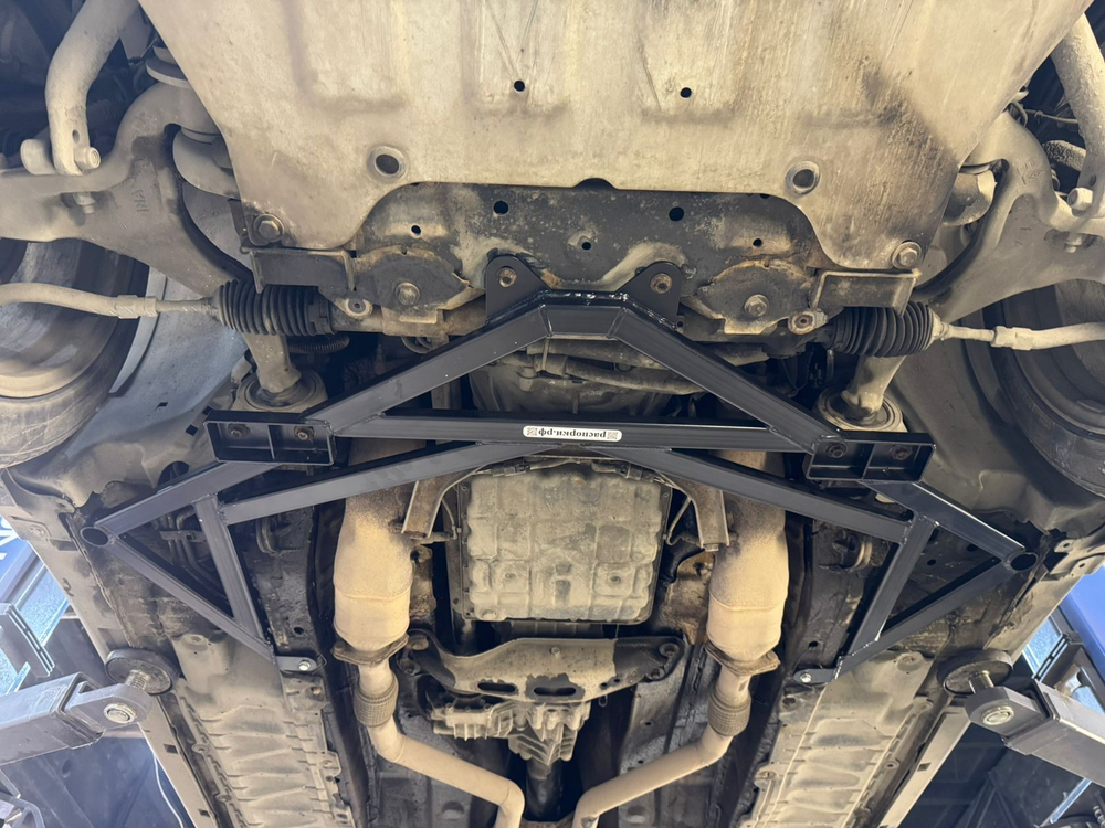 Распорка передняя нижняя МОДЕРНИЗИРОВАННАЯ Infiniti EX и Infiniti G (V36) С ПОЛНЫМ ПРИВОДОМ (ПОД ЗАКАЗ)