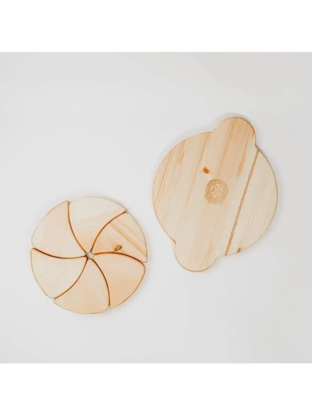 Деревянная менажница с ручками из кедра