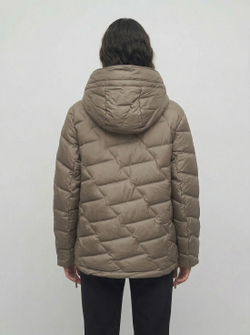 Легкая пуховая куртка на кнопках