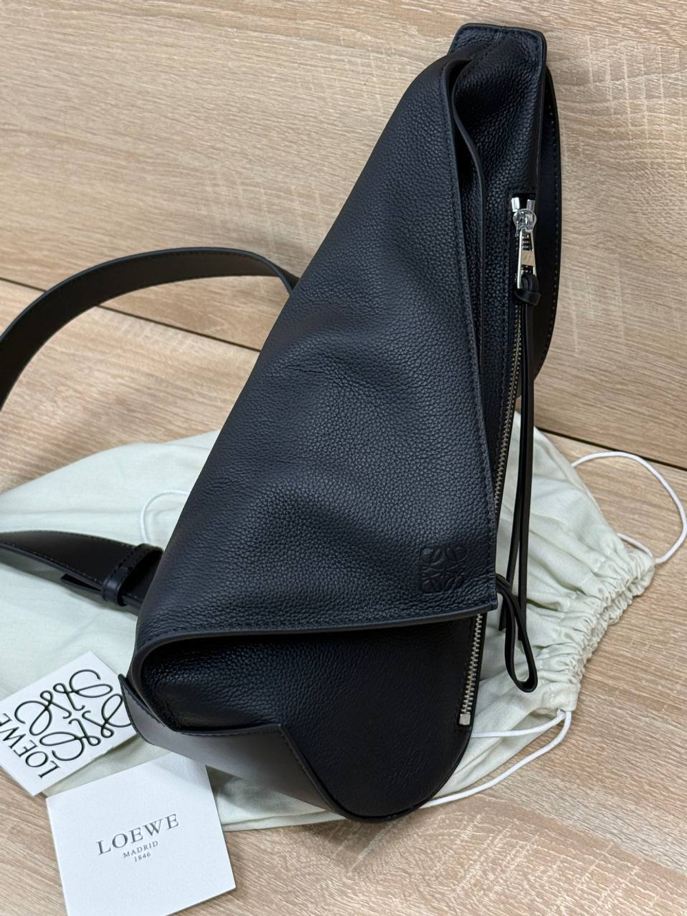 Сумка-слинг Loewe