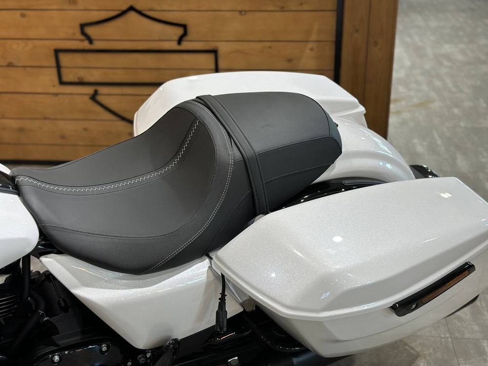 STREET GLIDE SPECIAL, 2024	WHITE ONYX PEARL BLACK TRIM