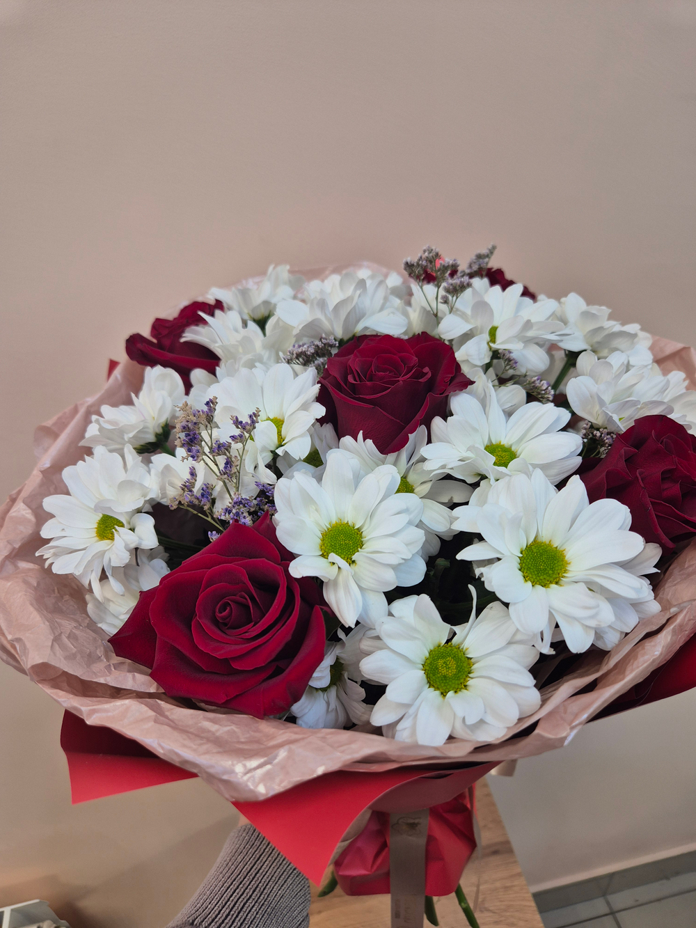 Роза красная с хризантемой кустовой сборный букет