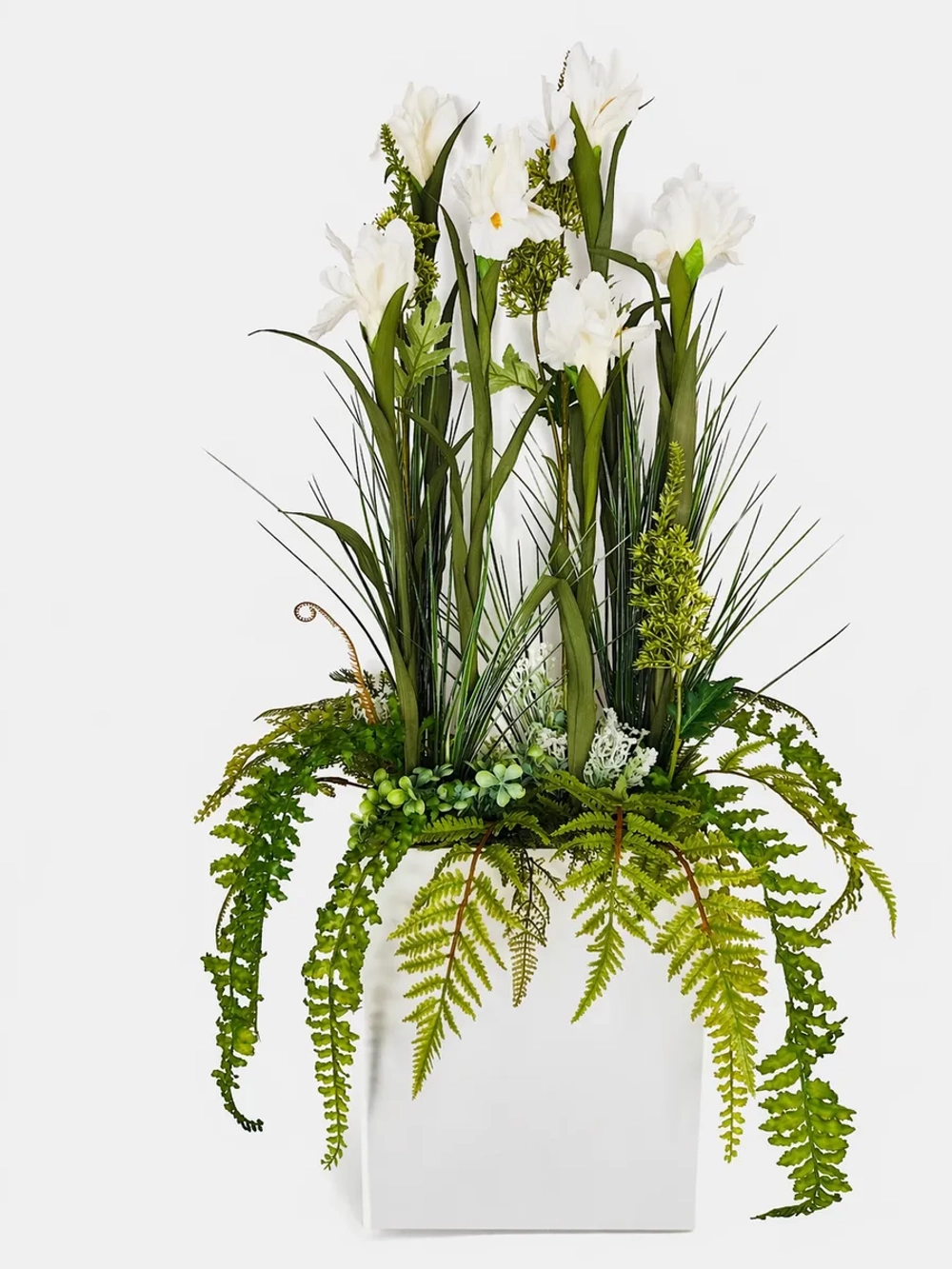 Напольная композиция из искусственных растений и цветов