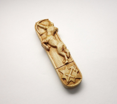 Сувенирная флешка из дерева "Стрелец"