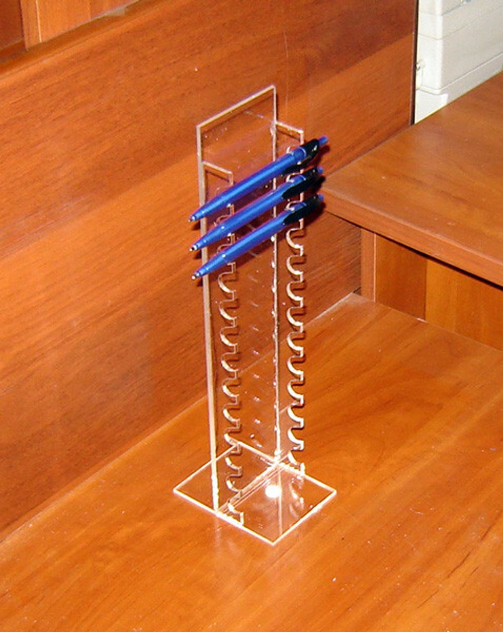 Подставка в витрину для ручек вертикальная на 13 шт диаметром 13 мм