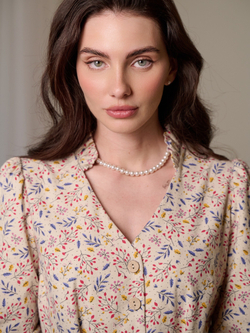 Платье с воротником стойкой