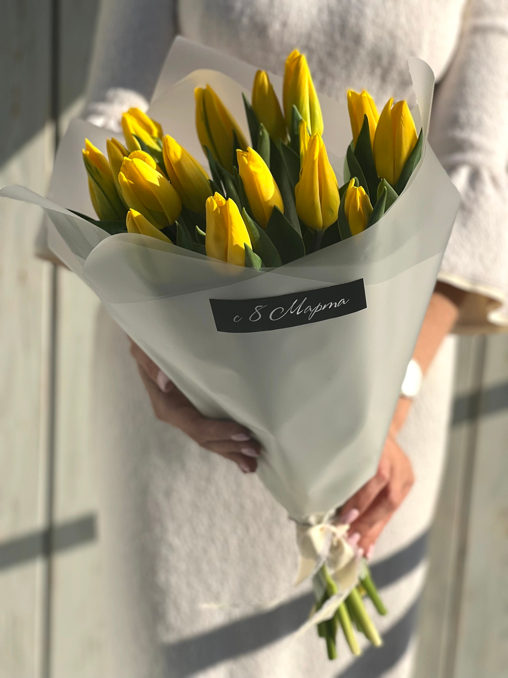 Весенний букет из желтых тюльпанов в элегантном оформлении от Флора Маркет