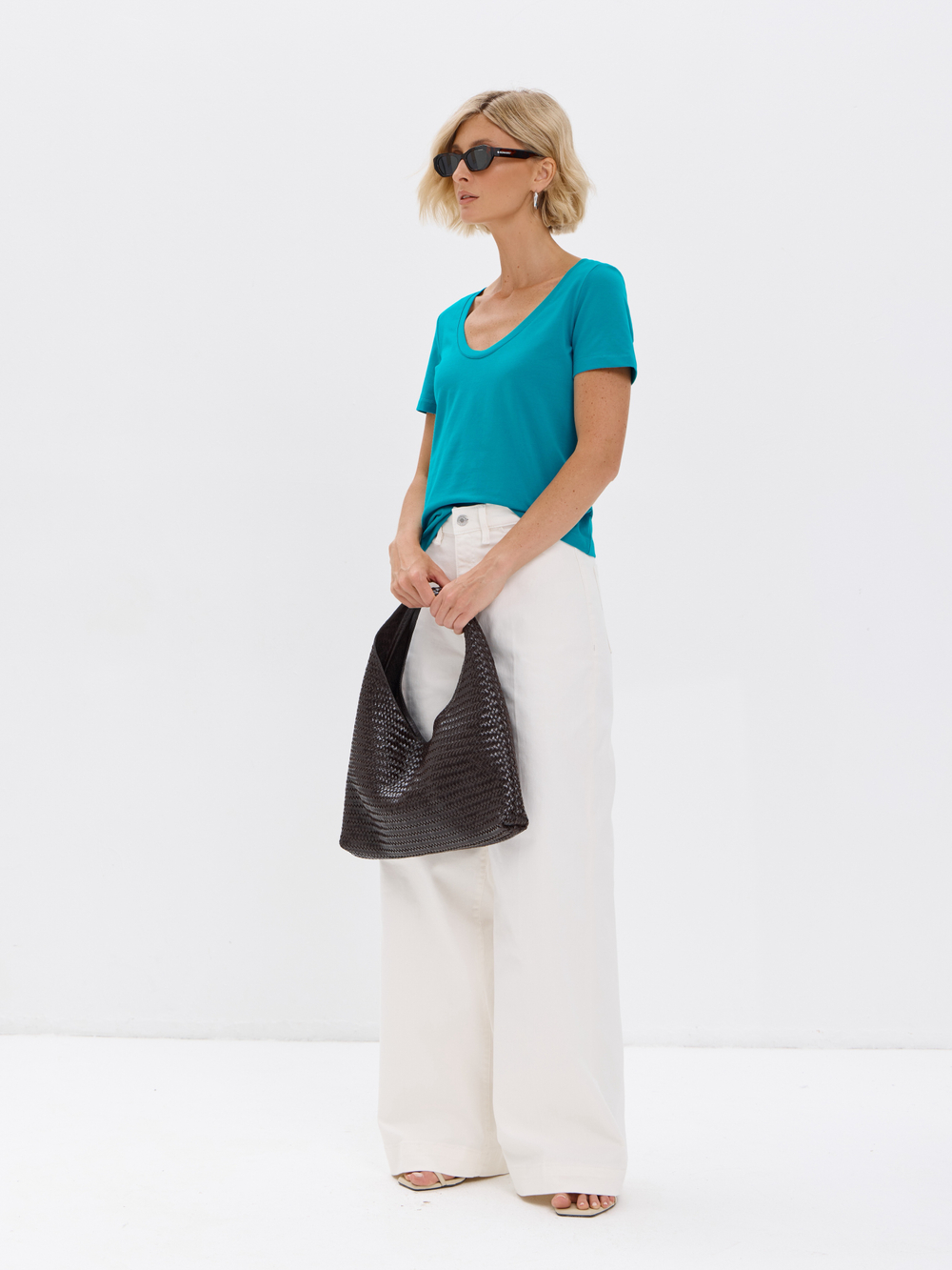 Футболка с глубоким круглым декольте