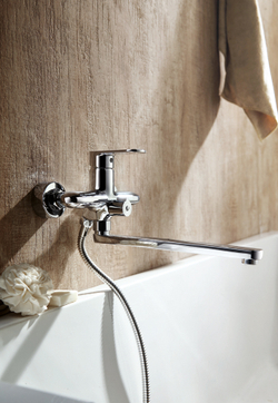 Смеситель для ванны c длинным изливом Bravat Opal