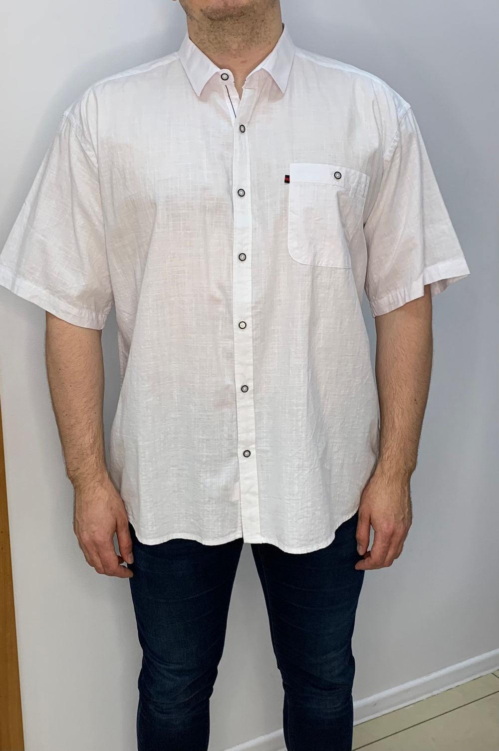 Мужская белая рубашка с одним кармашком