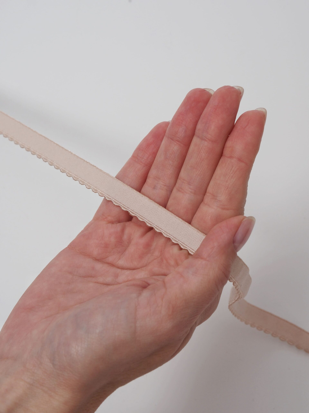 Резинка отделочная ажурная цвет серебристый пион ширина 10 мм с учетом фестона