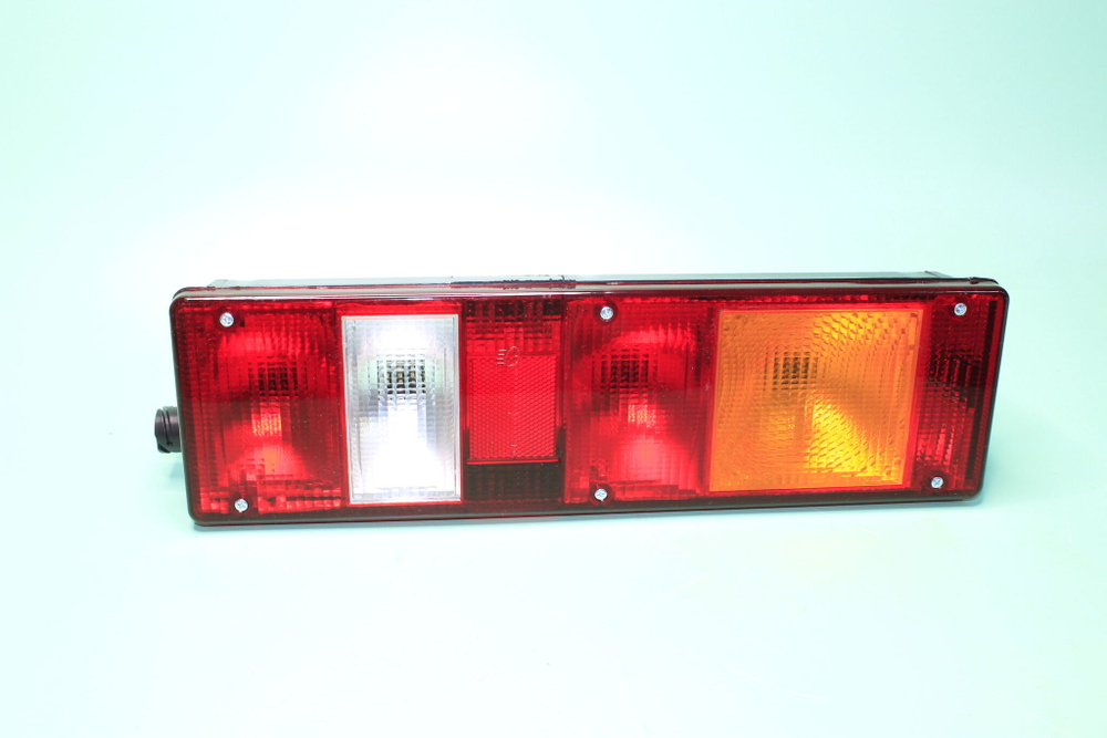 Фонарь задний КамАЗ,МАЗ б/л, байонетный разъём сбоку, правый /7462.3716-08/