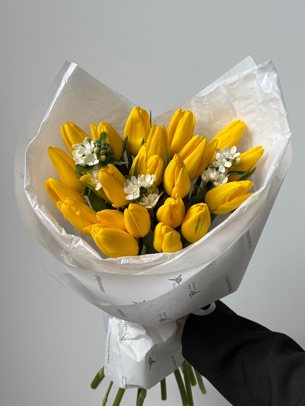 Букет из 21 желтых тюльпанов и белого оксипеталума