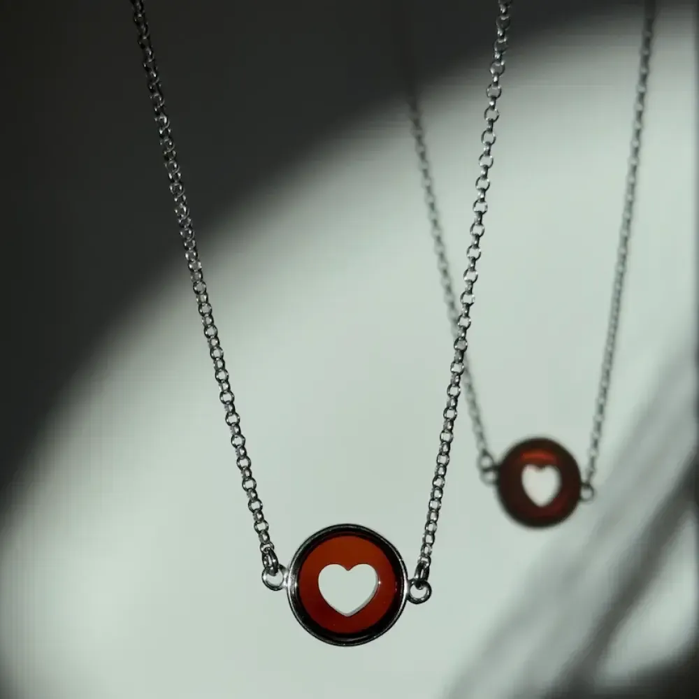 Колье Сердце в круге с вишневым янтарем