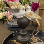 Голуби на подставке