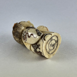 Статуэтка нэцкэ Гейша с большим персиком