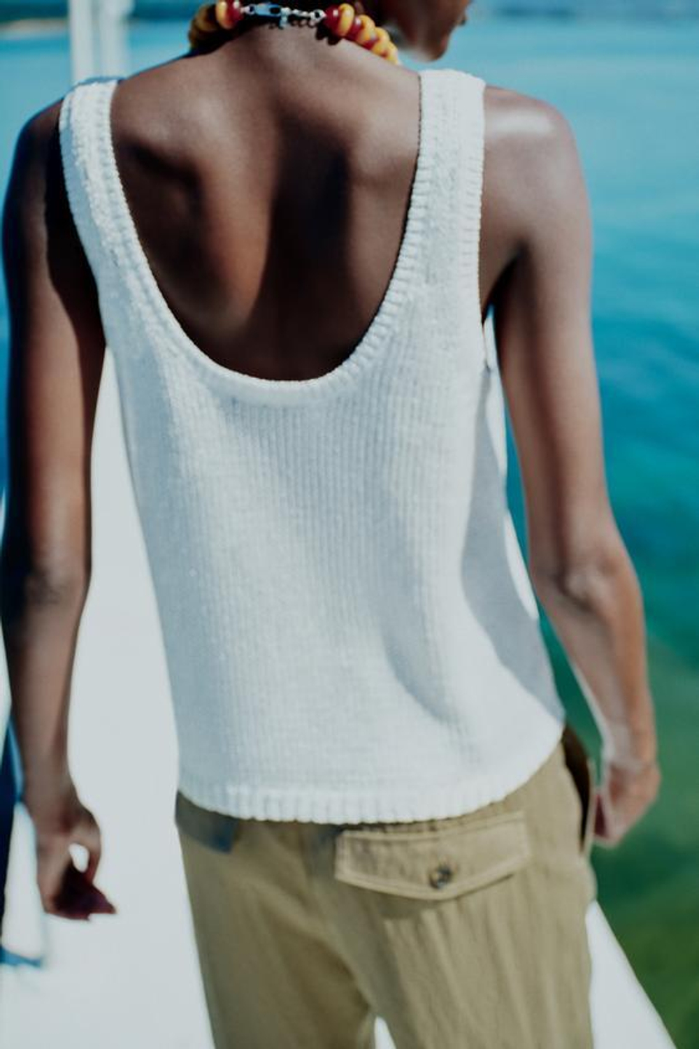 ZARA ОДНОТОННЫЙ ТРИКОТАЖНЫЙ ТОП С МЕТАЛЛИЧЕСКИМ УЗОРОМ, БЕЛЫЙ