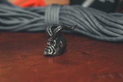 Темлячная бусина, подвеска "Хэлбой", белый метал