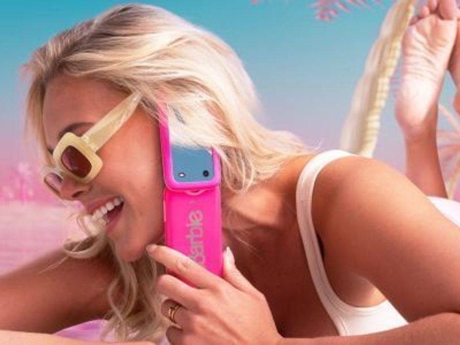 HMD представила яркую кнопочную раскладушку Barbie Phone