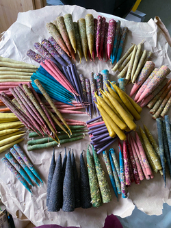 Розовая свеча среднего размера