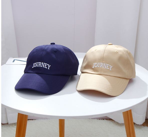 Кепка с надписью "Journey"