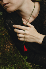 Подвеска из зеленого агата с красными кистями 65 см