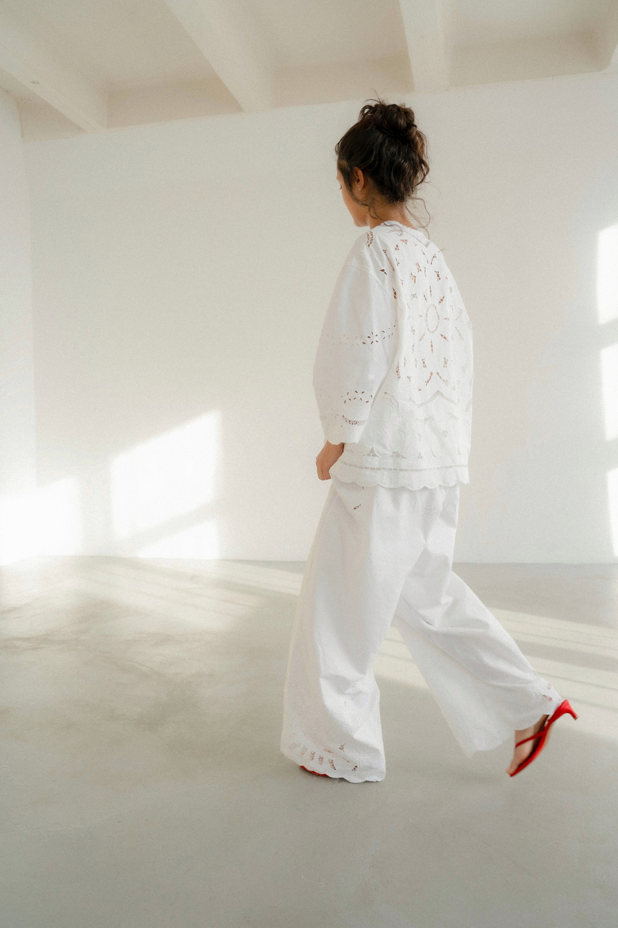 Укороченная рубашка с вырезом