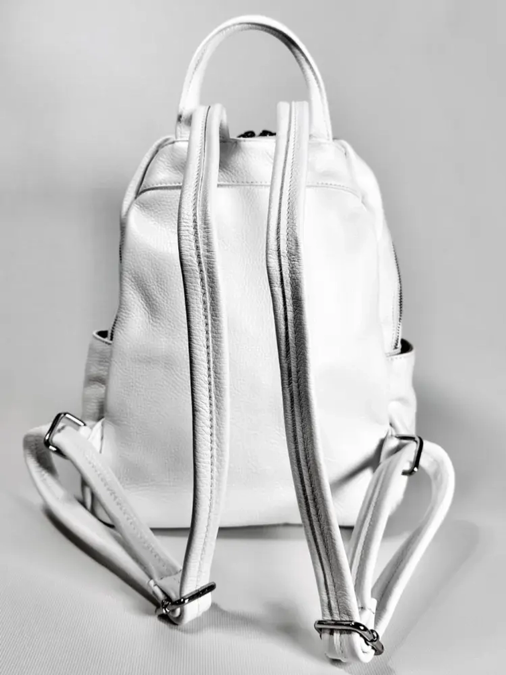 Женский городской рюкзак из натуральной кожи белого цвета