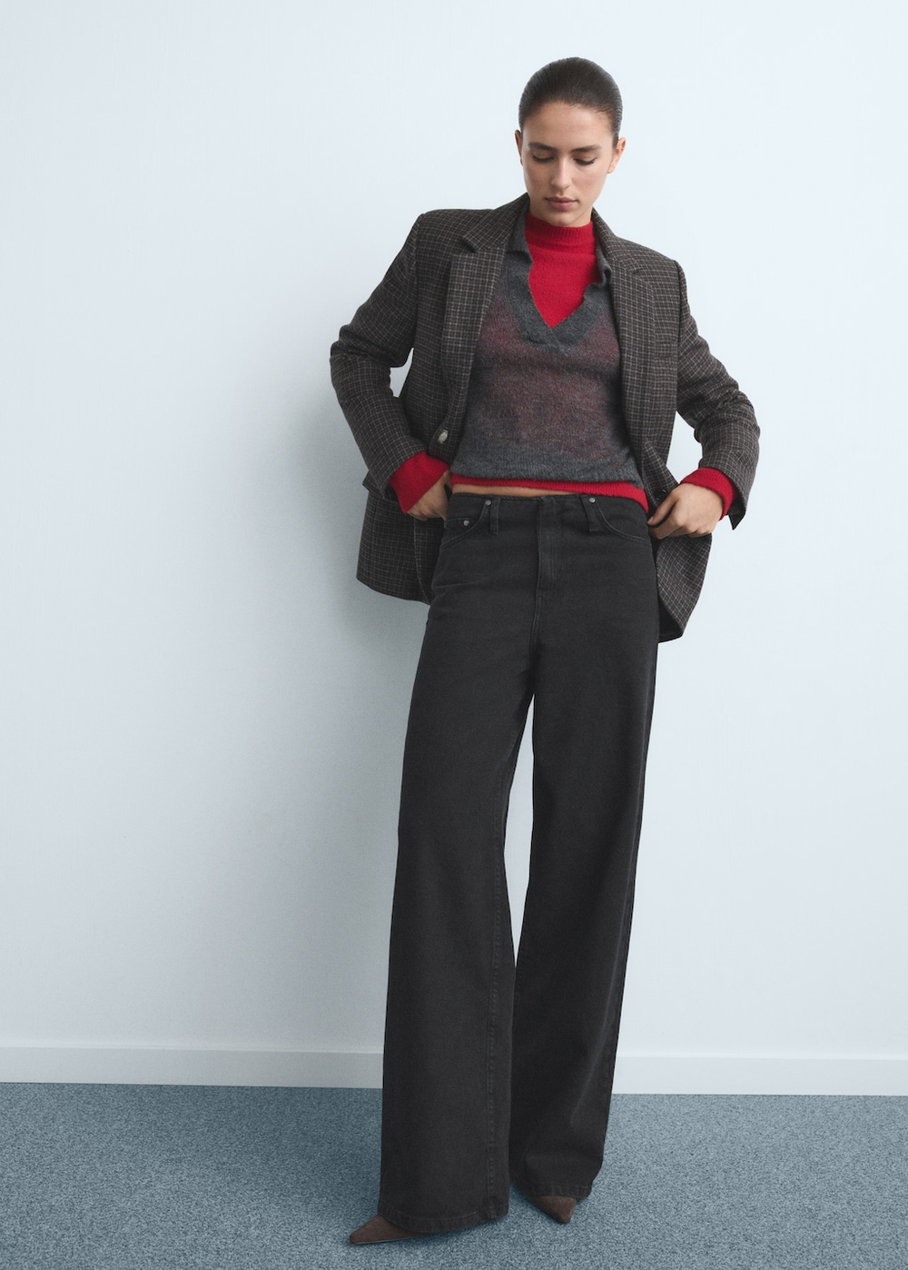 Джинсы с широкими штанинами и средней посадкой