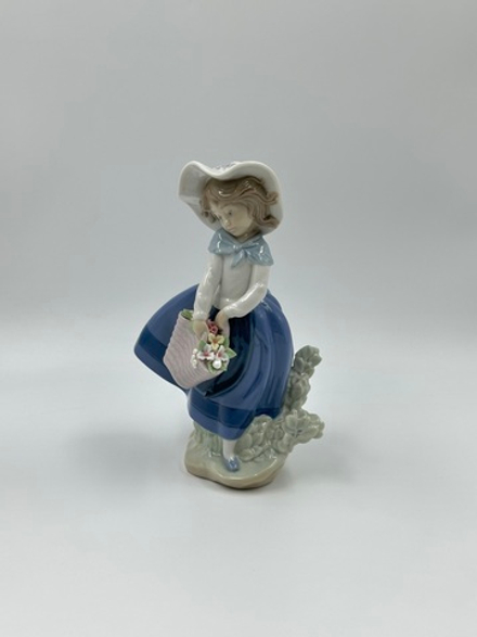 Фигурка Девочка с корзиной цветов Lladro 1983 год