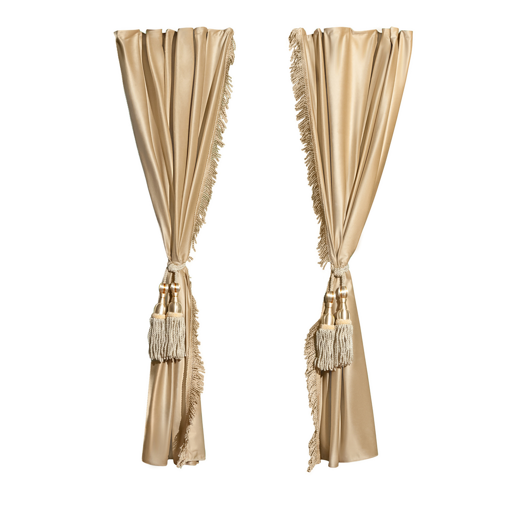 Шторы спального места с прихватами "Кисти" бежевые в кабину Volvo, Scania, MAN, DAF, Merc, Камаз, Sitrak, Shacman, Foton, FAW. Высота 1,5м, ширина одной стороны - 1,15м. Блэкаут, велюр. Бежевый цвет с бежевой бахромой и бежевыми кистями