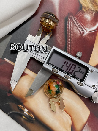 Накладка золотистая с зеленым, коричневым, синим камнем (разноцветная)