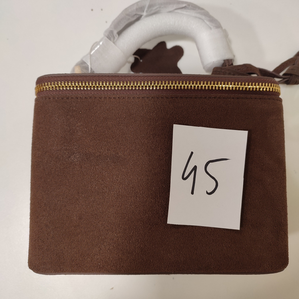 CONNIE шоколадная - пятно на замше сбоку сумки и на дне 45