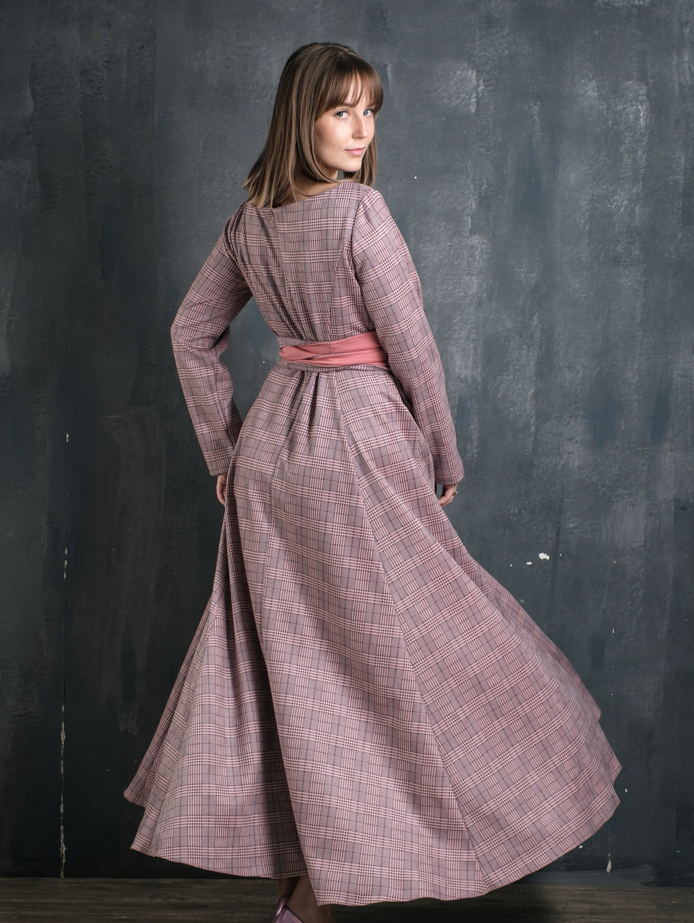 Платье с кушаком /персик клетка