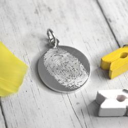 Кулон из серебра с отпечатком пальца на заказ