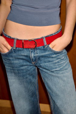 ZARA РЕМЕНЬ ИЗ 100% СПИЛКА С КРУГЛОЙ ПРЯЖКОЙ, КРАСНЫЙ