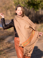 Шерстяной палантин с вышивкой