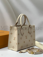 Светло-бежевая сумка Louis Vuitton Onthego PM с узором монограм