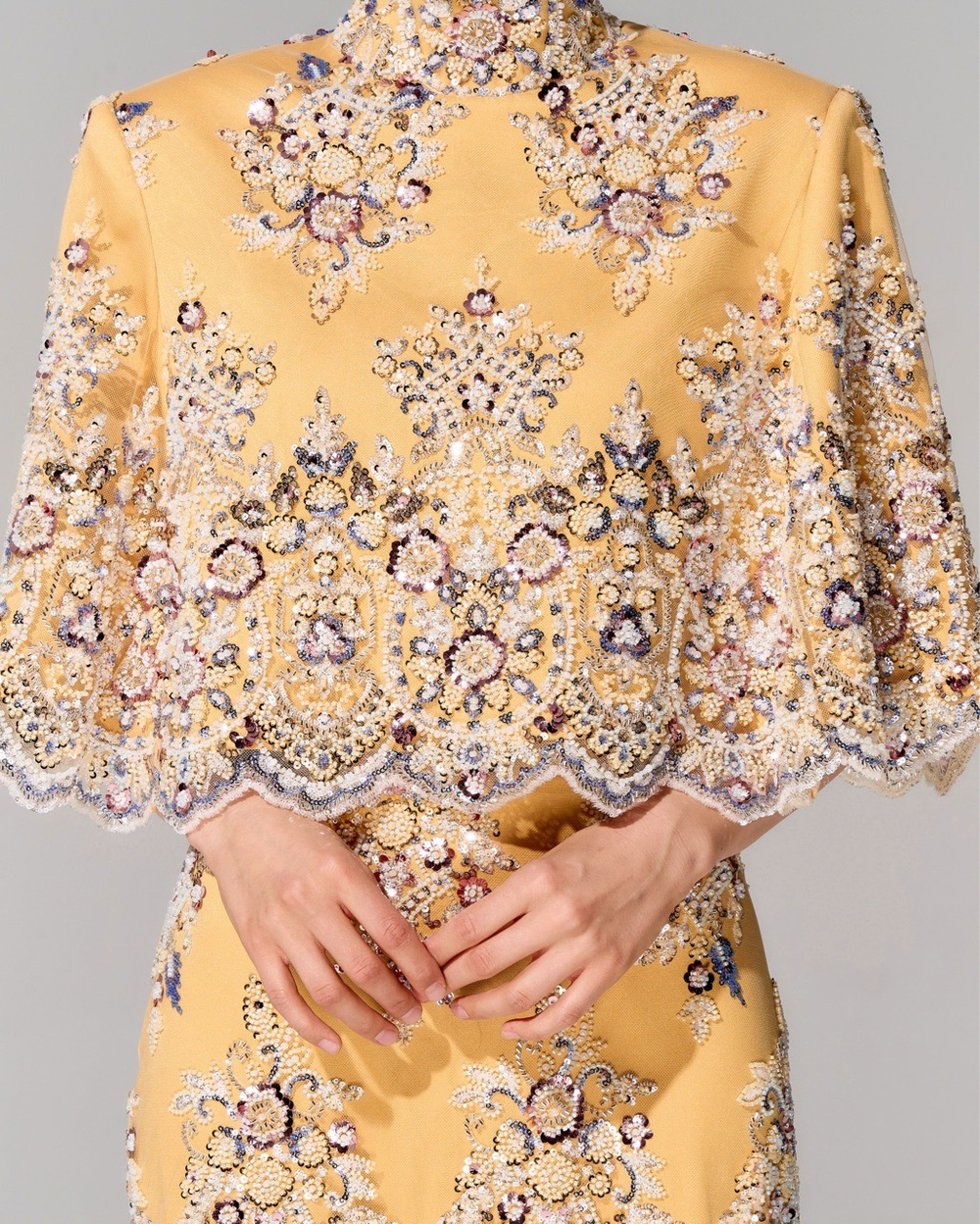 Укороченный кейп с вышивкой ручной работы