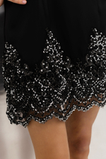 Платье из шелка с расшитым кружевом мини черное с серебром