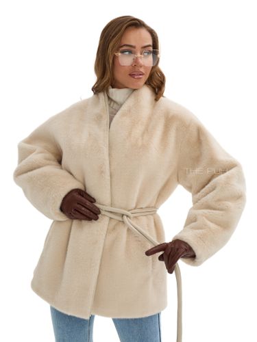 Бежевая шуба из эко-меха с поясом