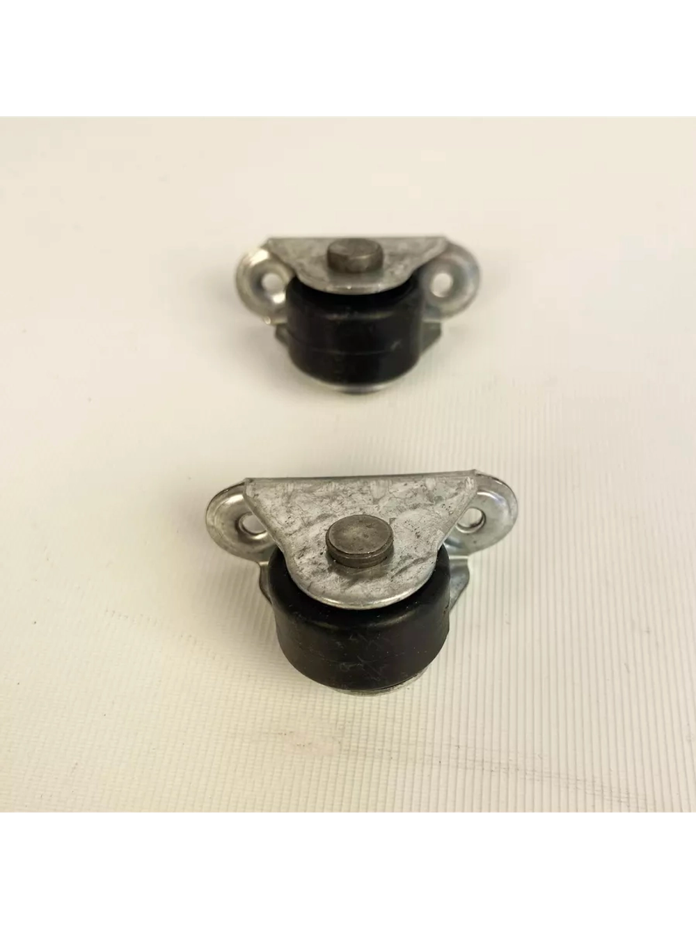 Опора роликовая 313 с пластиковым колесом D26, 2 шт