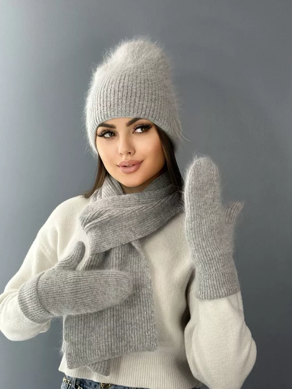 Комплект зимний шапка с шарфом и перчатками теплый вязаный